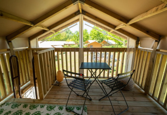 Loftzitje met tafel en stoelen in Air Lodge 2.0 bij Papillon Country Resort, Nederland, uitzicht buiten.