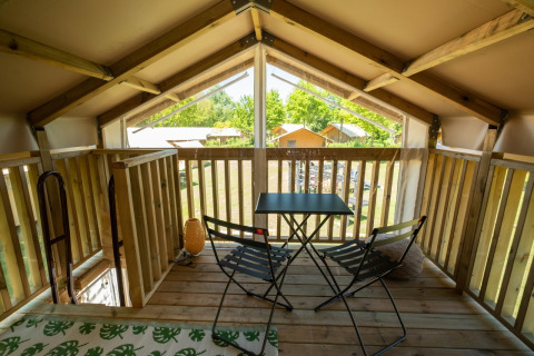 Loftzitje met tafel en stoelen in Air Lodge 2.0 bij Papillon Country Resort, Nederland, uitzicht buiten.