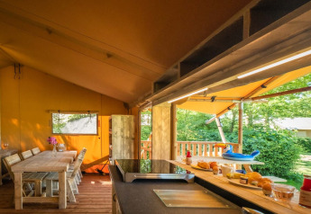 Binnen- en buiteneethoek van Safarilodge Deluxe bij Papillon Country Resort, Nederland, met uitzicht.