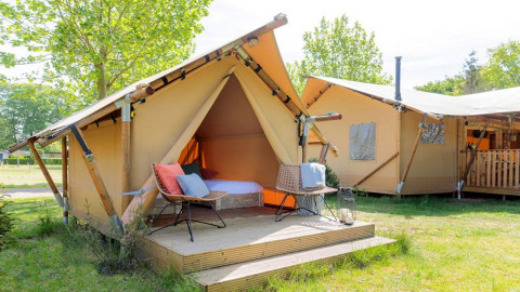 Außenaufnahme des Safari-Zelts Premium mit Holzterrasse im Papillon Country Resort in den Niederlanden.