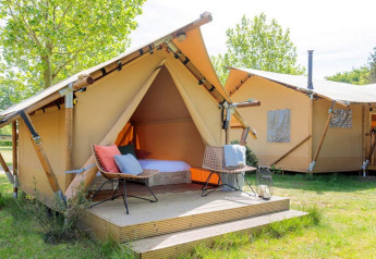 Außenaufnahme des Safari-Zelts Premium mit Holzterrasse im Papillon Country Resort in den Niederlanden.