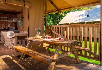 Coin repas extérieur et cuisine intérieure d’une tente safari au Papillon Country Resort, Pays-Bas.