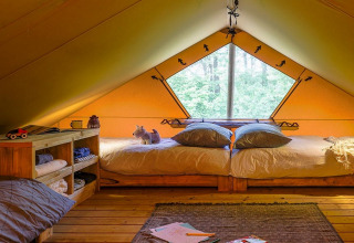 Gezellige slaapruimte in de Spotty Lodge Family safaritent op Papillon Country Resort in Nederland.
