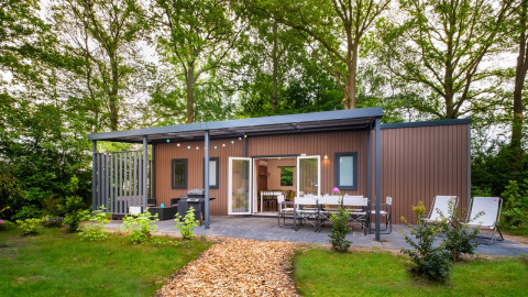 Lodge Cottage Next XXL Family au Papillon Country Resort, Pays-Bas, entouré de verdure et forêt.