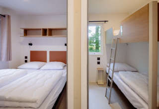 Bedrooms in Cottage Next XXL Family at Papillon Country Resort, Netherlands, featuring double and bunk beds.