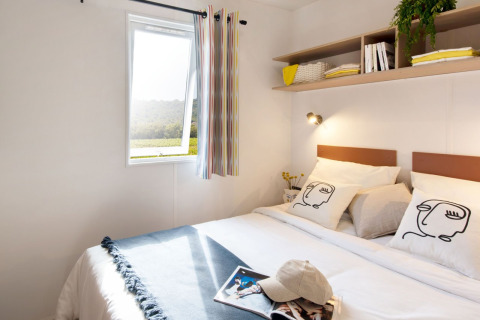 Lichte slaapkamer in Cottage Next XXL Family op Papillon Country Resort, met moderne decoratie en open raam.