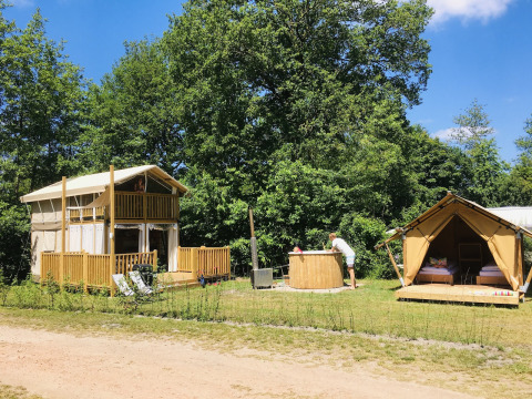 Tiendas de lujo y jacuzzi en Airlodge 2.0 Family Hottub, Papillon Country Resort, rodeado de naturaleza.