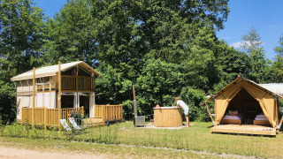 Tiendas de lujo y jacuzzi en Airlodge 2.0 Family Hottub, Papillon Country Resort, rodeado de naturaleza.