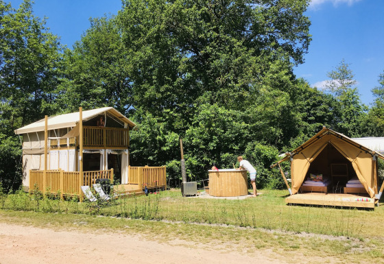 Tiendas de lujo y jacuzzi en Airlodge 2.0 Family Hottub, Papillon Country Resort, rodeado de naturaleza.