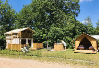 Luxe tenten en hottub bij Airlodge 2.0 Family Hottub, Papillon Country Resort, omringd door natuur.