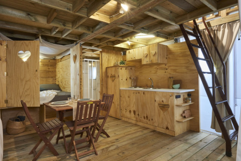 Binnenaanzicht van de Airlodge 2.0 Family Hottub bij Papillon Country Resort in Nederland, met houten interieur.