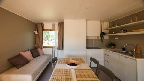 Moderne opholdsstue og køkken i Cottage Next XL Luxury Superior på Papillon Country Resort i Holland.