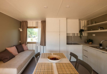 Modernes Wohnzimmer und Küche im Cottage Next XL Luxury Superior im Papillon Country Resort, Niederlande.