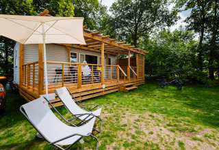 Accogliente Cottage Next Midi presso Papillon Country Resort con veranda, sedie a sdraio e biciclette.