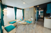 Interior moderno de cabaña en Freed Home del Papillon Country Resort, Países Bajos, con detalles turquesa.