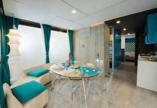 Interior moderno de cabaña en Freed Home del Papillon Country Resort, Países Bajos, con detalles turquesa.