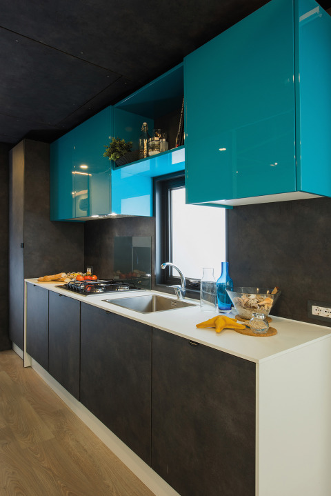 Cuisine moderne de la lodge Freed Home au Papillon Country Resort, Pays-Bas, avec armoires bleues brillantes.