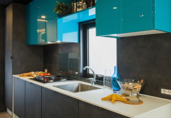 Cuisine moderne de la lodge Freed Home au Papillon Country Resort, Pays-Bas, avec armoires bleues brillantes.