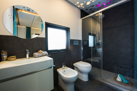Baño moderno en Freed Home del Papillon Country Resort, Países Bajos, con ducha y bidé elegante.