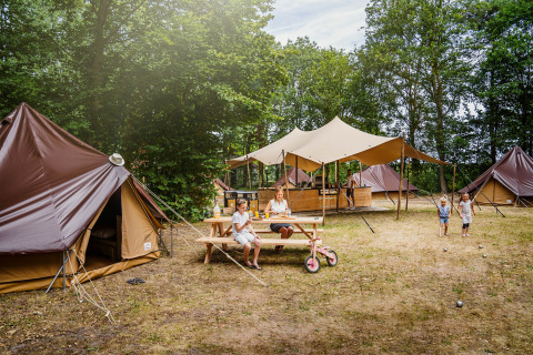 Zelte auf einem Feld - Ferienpark BreeBronne - Maasbree, Limburg, Niederlande