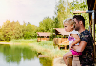 Vater und Tochter am Wasser - Ferienpark BreeBronne - Maasbree, Limburg, Niederlande