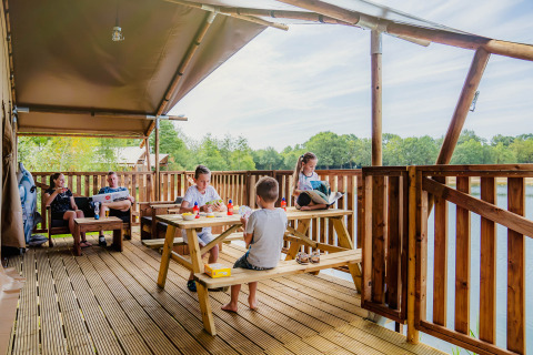 Familia en la terraza - Parque de vacaciones BreeBronne - Maasbree, Limburgo, Países Bajos