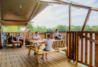 Familia en la terraza - Parque de vacaciones BreeBronne - Maasbree, Limburgo, Países Bajos