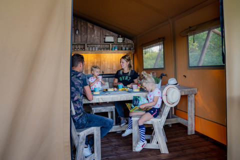 Gezin in accommodatie - Vakantiepark BreeBronne - Maasbree, Limburg, Nederland