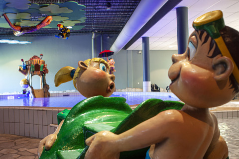 Binnenzwembad bij Holiday Park BreeBronne in Limburg met kleurrijke kindvriendelijke waterspeelbeelden.