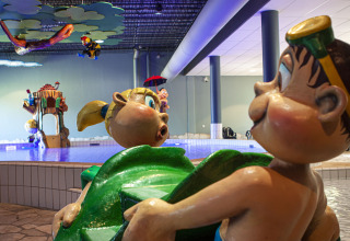 Binnenzwembad bij Holiday Park BreeBronne in Limburg met kleurrijke kindvriendelijke waterspeelbeelden.