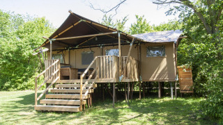 Vista exterior de la Glampinglodge GL en Holiday Park BreeBronne, Países Bajos, rodeada de naturaleza.