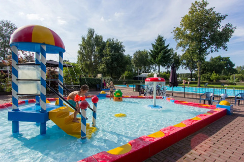 Niños en la piscina infantil - EuroParcs De Wije Werelt - Otterlo, Güeldres, Países Bajos