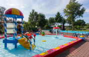 Kinder im Planschbecken - EuroParcs De Wije Werelt - Otterlo, Gelderland, Niederlande