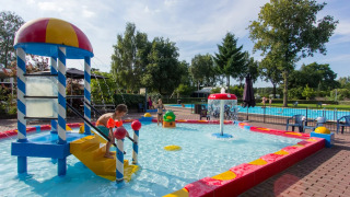 Kinderen in het peuterbad - EuroParcs De Wije Werelt - Otterlo, Gelderland, Nederland