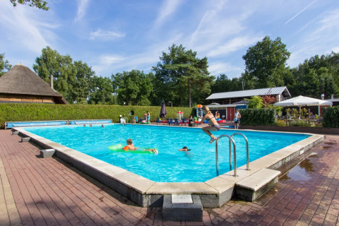 Les gens à la piscine extérieure - EuroParcs De Wije Werelt - Otterlo, Gelderland, Pays-Bas