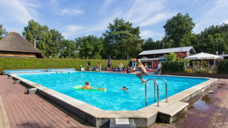 Mensen bij het buitenzwembad - EuroParcs De Wije Werelt - Otterlo, Gelderland, Nederland