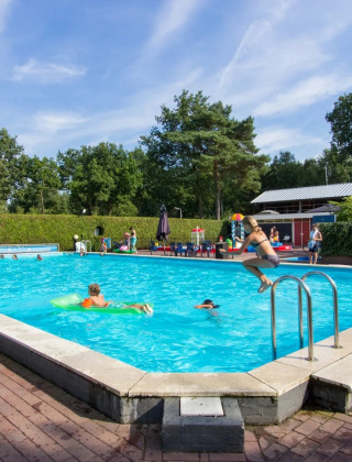 Gente en la piscina exterior - EuroParcs De Wije Werelt - Otterlo, Güeldres, Países Bajos