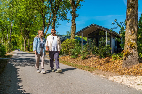 Personas caminando - EuroParcs De Wije Werelt - Otterlo, Güeldres, Países Bajos