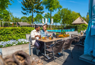 Mensen op het terras - EuroParcs De Wije Werelt - Otterlo, Gelderland, Nederland