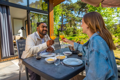 Brindar en la terraza - EuroParcs De Wije Werelt - Otterlo, Güeldres, Países Bajos