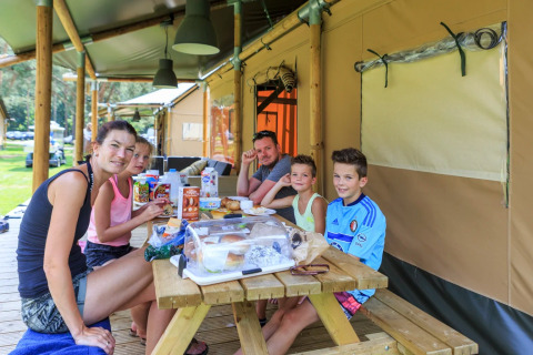 Familia en la terraza frente al alojamiento - EuroParcs De Wije Werelt - Otterlo, Güeldres, Países Bajos
