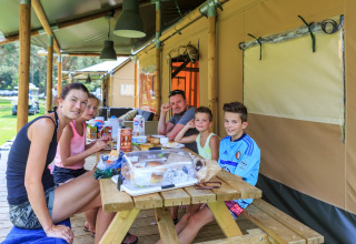 Famiglia sulla terrazza di fronte all'alloggio - EuroParcs De Wije Werelt - Otterlo, Gheldria, Paesi Bassi