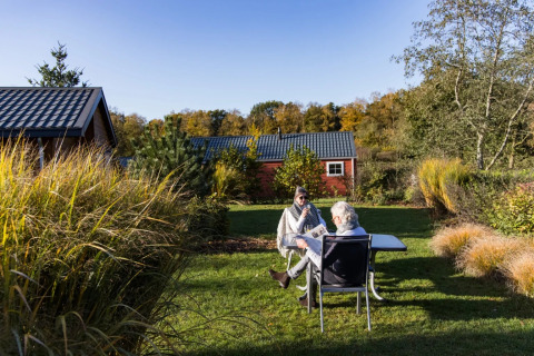 Mensen in tuin bij accommodatie - EuroParcs De Wije Werelt - Otterlo, Gelderland, Nederland