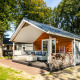 Forest Lodge ved De Witte Berg feriested i Holland, moderne træhytte med terrasse og udendørs siddeplads