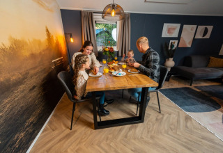 Familie beim Frühstück - EuroParcs Ruinen - Ruinen, Drenthe, Niederlande