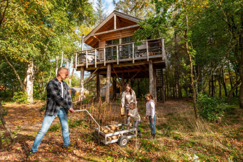 Gezin bij de accommodatie - EuroParcs Ruinen - Ruinen, Drenthe, Nederland