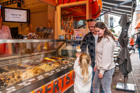 Comer helado en la ciudad - EuroParcs Ruinen - Ruinen, Drenthe, Países Bajos