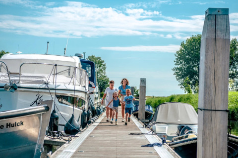 Paseando por los barcos - EuroParcs Bad Hulckesteijn - Nijkerk, Güeldres, Países Bajos