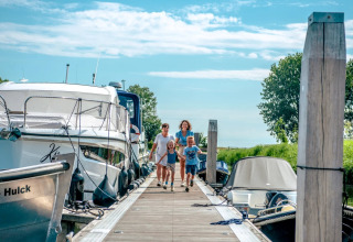 Wandern entlang der Boote - EuroParcs Bad Hulckesteijn - Nijkerk, Gelderland, Niederlande