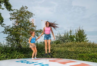 Niños en trampolín de aire - EuroParcs Bad Hulckesteijn - Nijkerk, Gelderland, Países Bajos